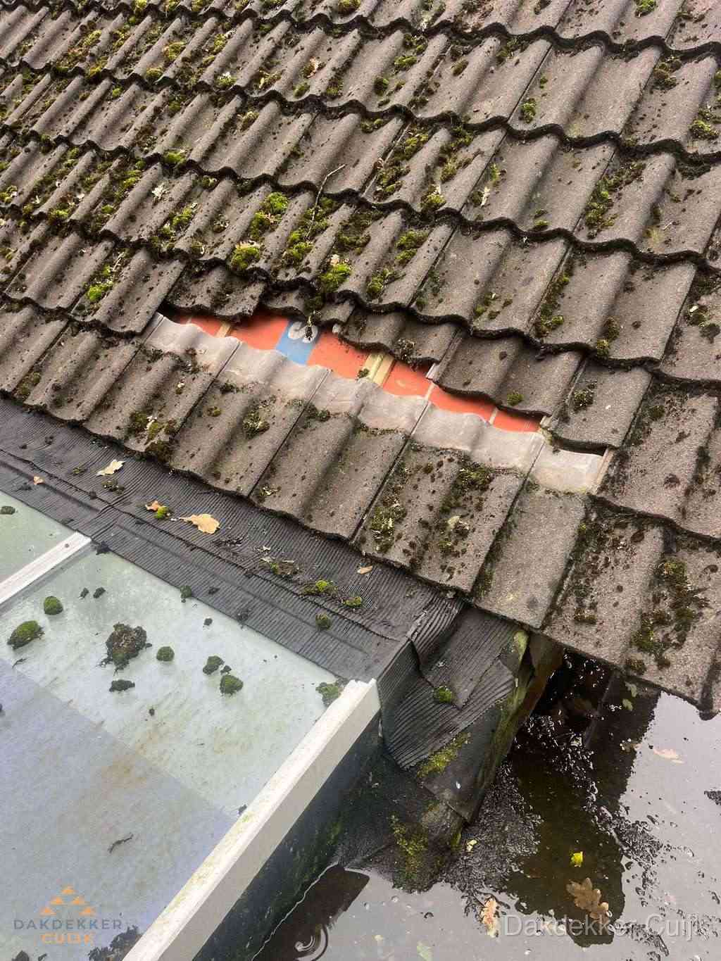 Beschadigd pannendak met ontbrekende dakpannen voor reparatie in Cuijk