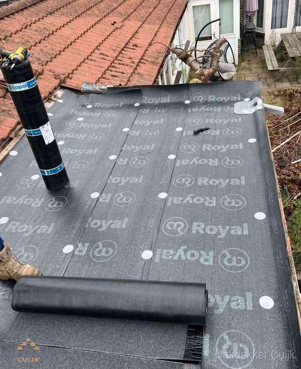 Plat dak met nieuwe bitumen dakbedekking en brandgereedschap in Cuijk