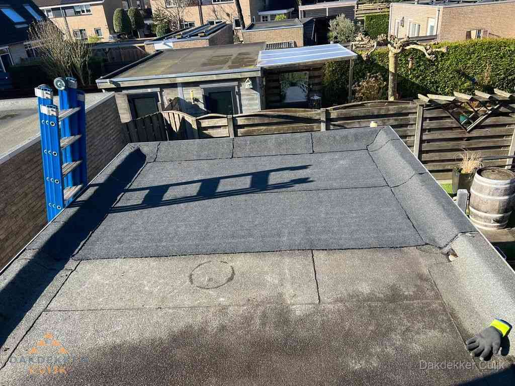 Dakdekker legt onderlaag op plat dak met houten constructie in Cuijk