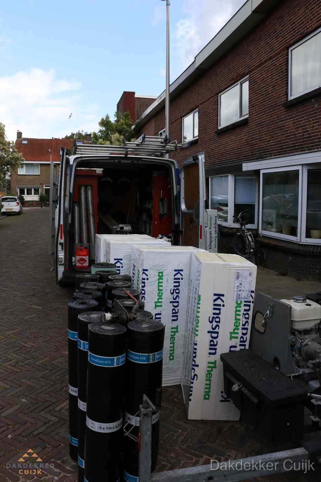 Plat dak met bitumen dakbedekking en brander in Cuijk