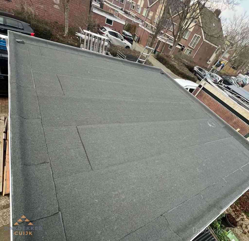 Nieuwe bitumen dakbedekking op plat dak van garage in Cuijk