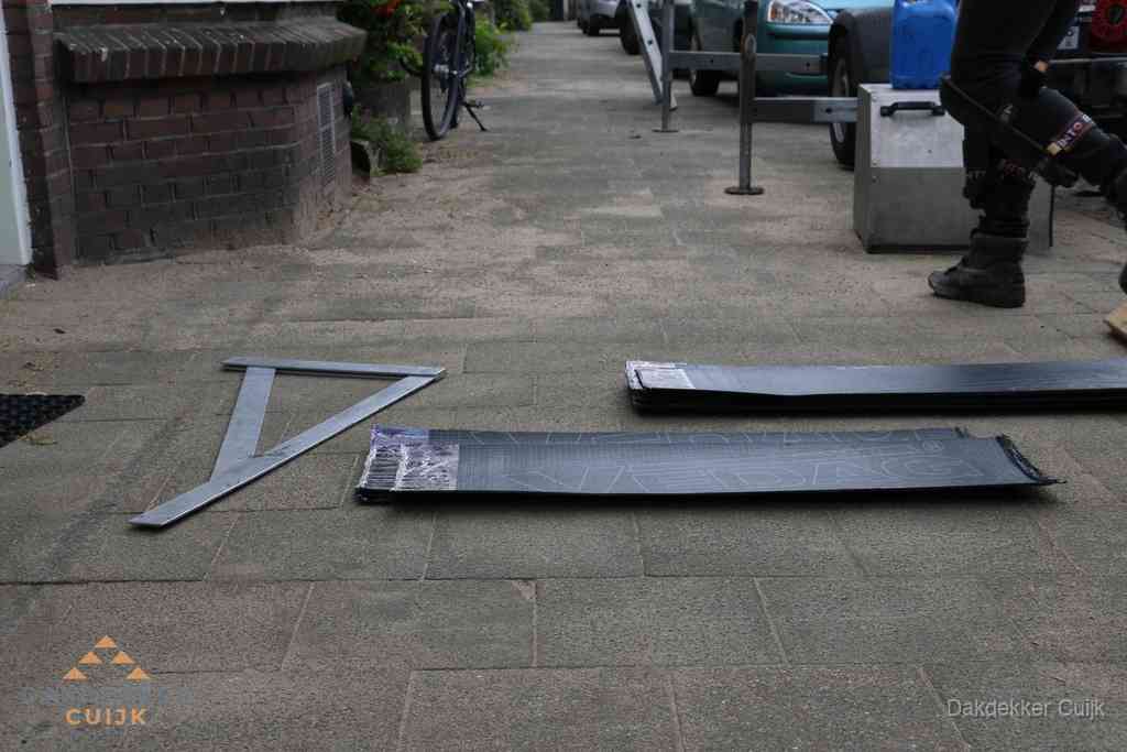 Dakbedekkingsmateriaal en zinkwerk klaargelegd voor reparatie in Cuijk