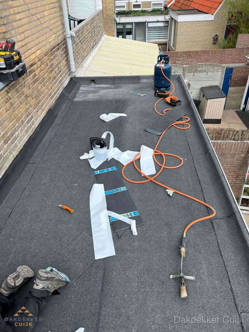 Dakdekker brengt EPDM dakbedekking aan op plat dak in Cuijk