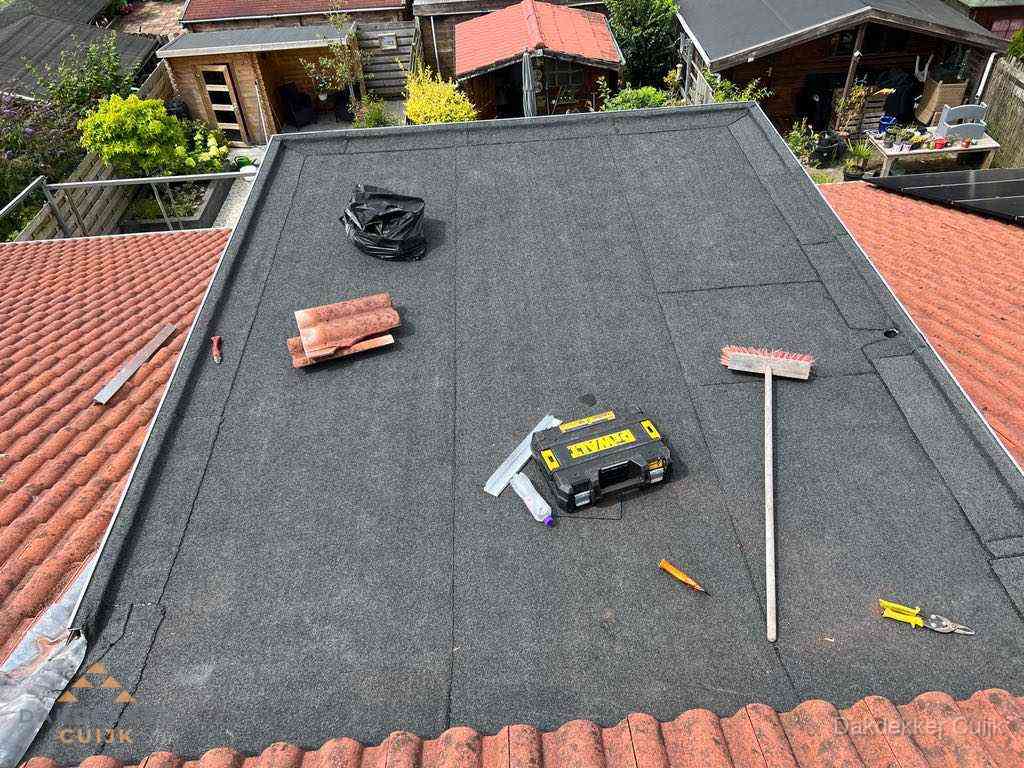 Nieuw plat dak met bitumen dakbedekking in Cuijk