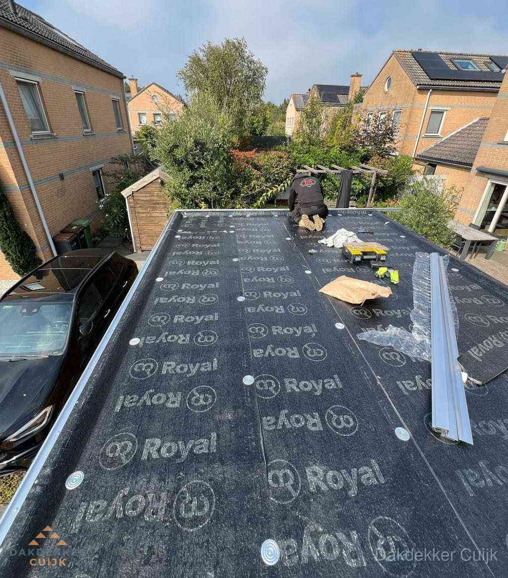 Dakdekker aan het werk op plat dak renovatie in Cuijk