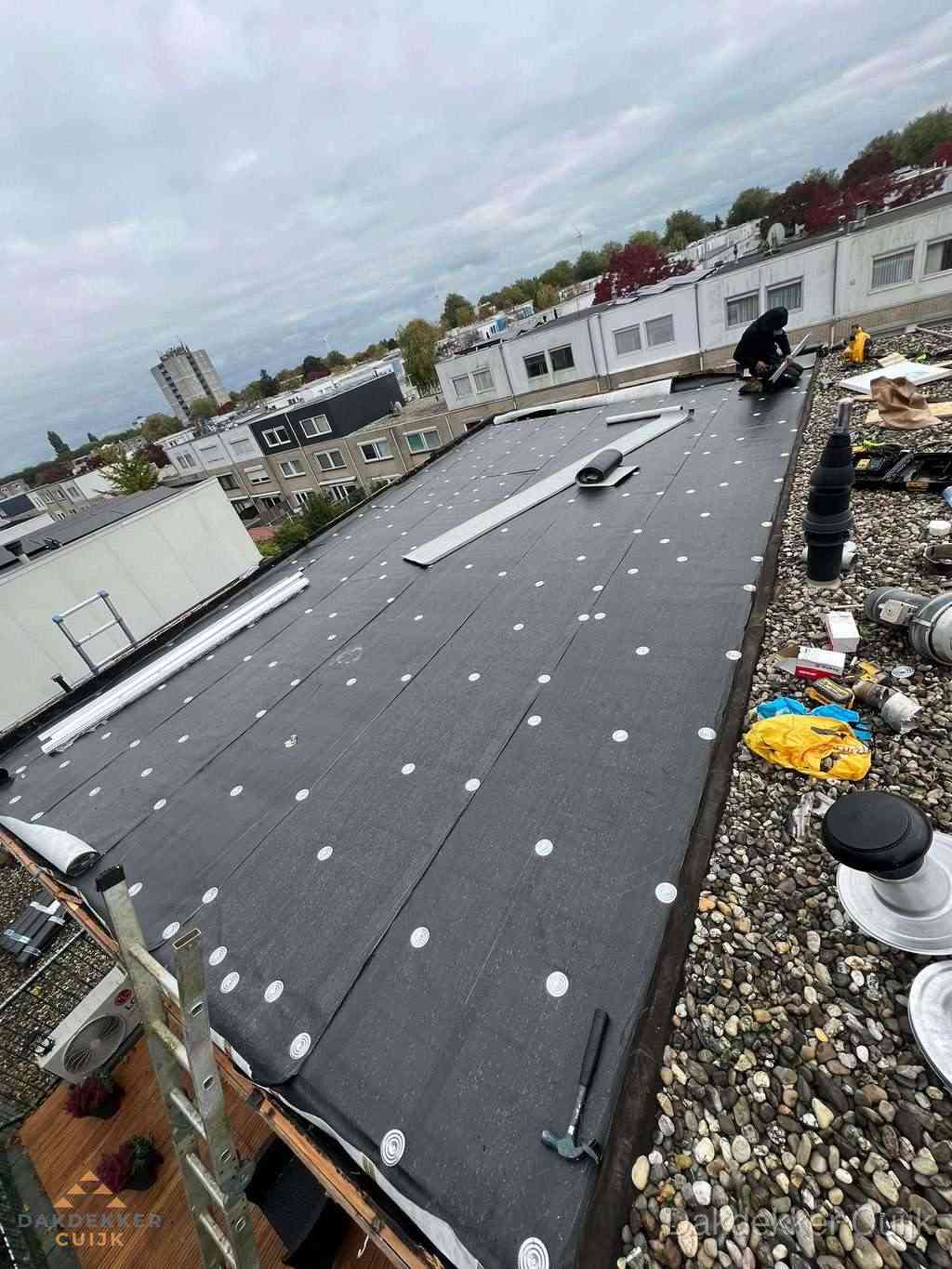 Dakleer vervangen op groot plat dak door dakdekker in Cuijk