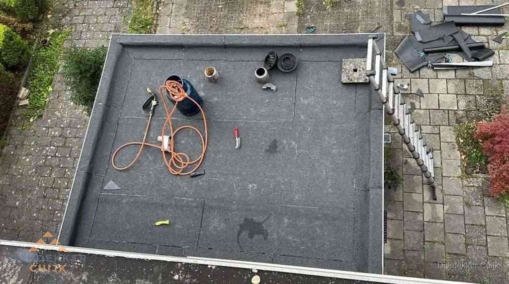 Plat dak met nieuwe bitumen bedekking in Cuijk