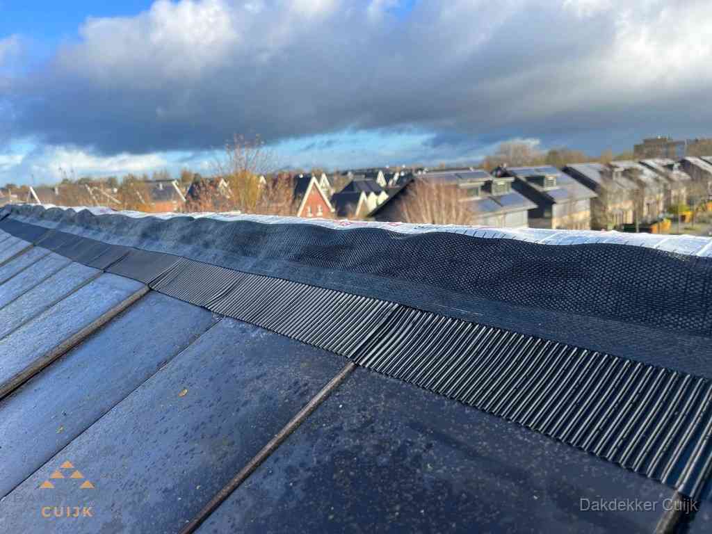 Dakisolatie bij de nok met ventilatieprofiel op schuin dak in Cuijk
