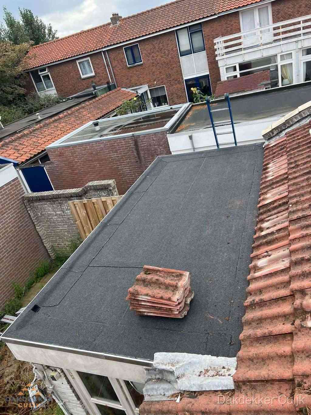 Aanbouw plat dak met reservepannen voor dakpannen vervangen in Cuijk
