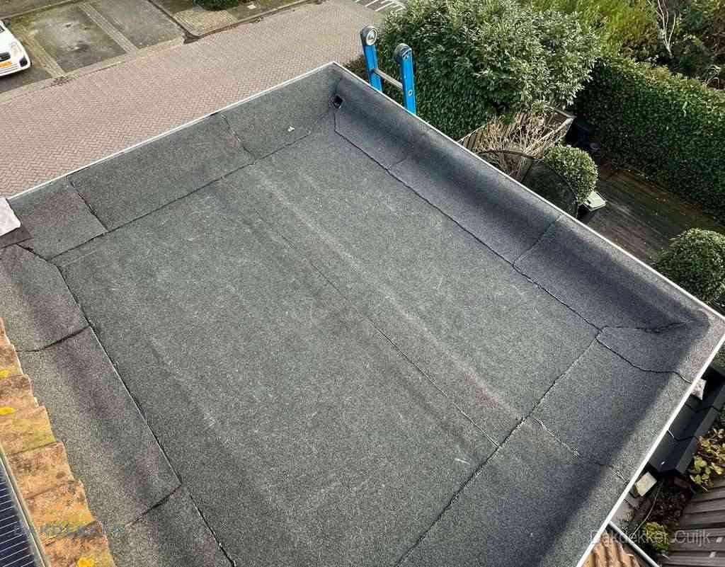 Gerenoveerd plat dak met nieuwe bitumen dakbedekking in Cuijk