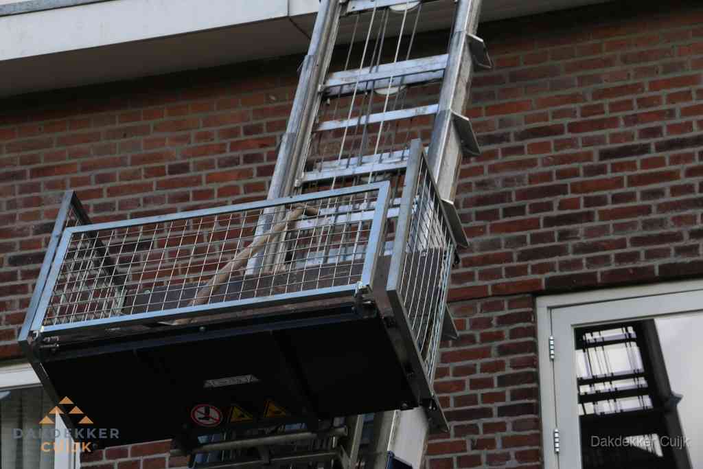 Ladderlift met dakpannen voor dakpan reparatie in Cuijk