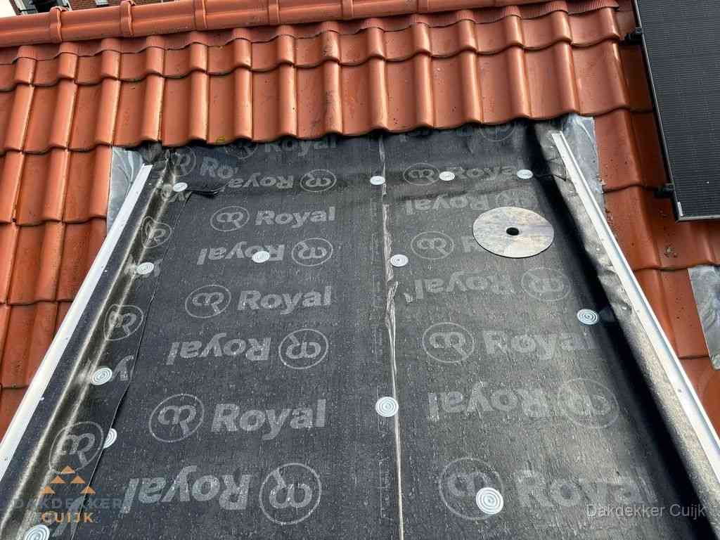 Nieuw dak met dakpannen en Royal onderlaag bij woning in Cuijk