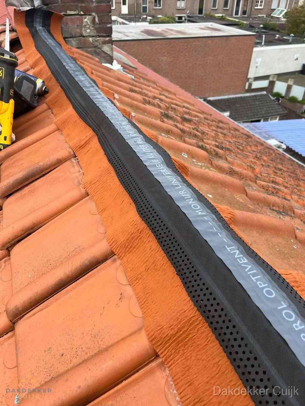 Plat dak aanbouw met bitumen naast schuin pannendak in Cuijk