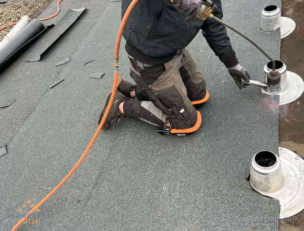 Gereedschap op nieuw plat dak na renovatie in Cuijk