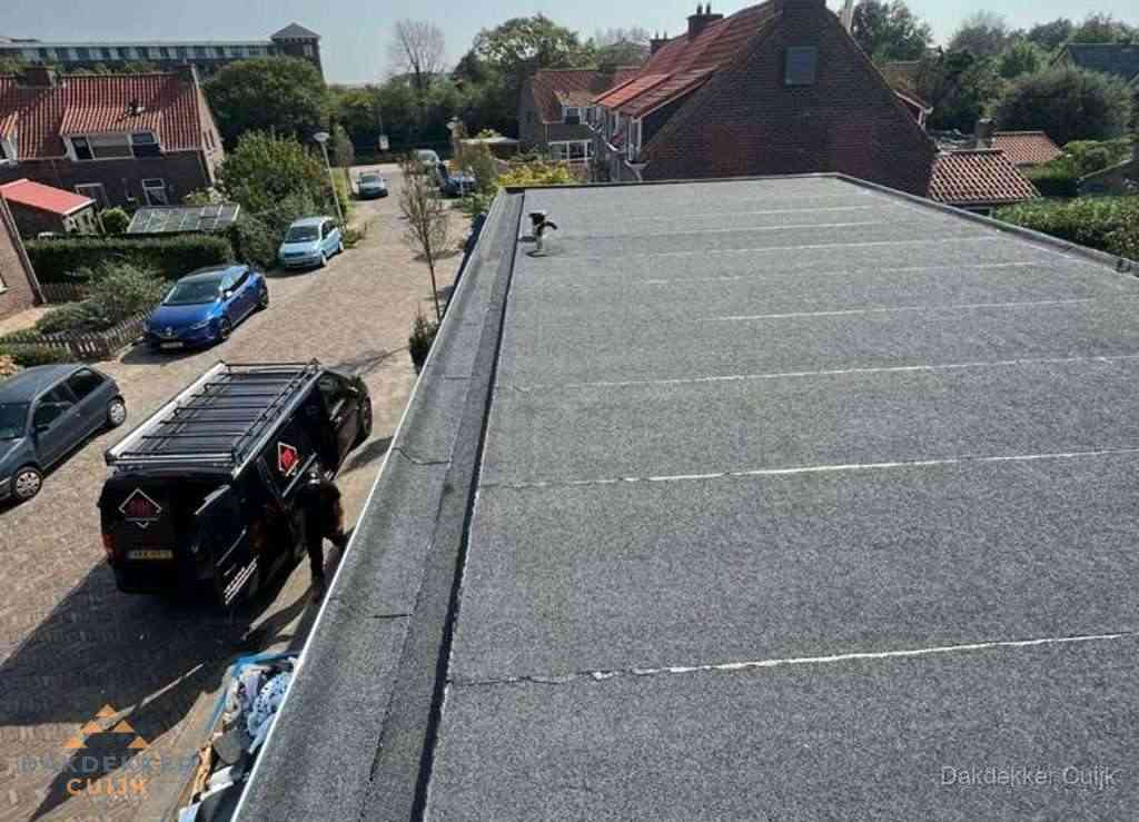 Nieuw bitumen plat dak met uitzicht over landschap in Cuijk