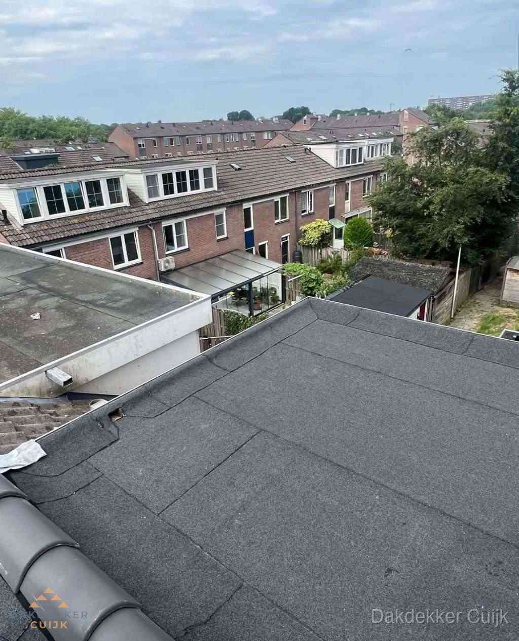 Vernieuwd plat dak met bitumen in woonwijk in Cuijk